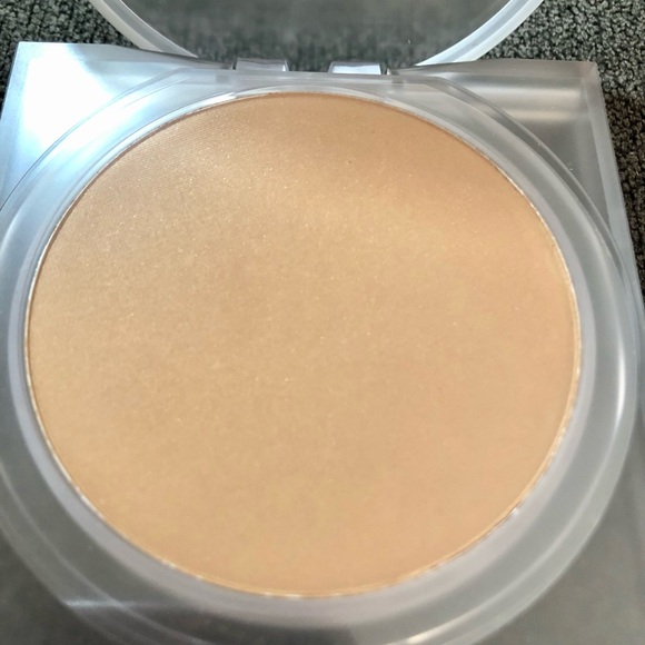 Huda Beauty GloWish Luminous Pressed Powder 06 Medium Tan - Picture 8 of 9
